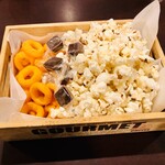 マジック バー テジナヤ - 料理写真:スナック盛合せ800円。意外と全部食べちゃった。