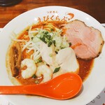 えびくらぶ - １１月２７日に発売なったえびらーめんは９００円(税込)  大盛は麺250gとのこと。今日のTwitterフォロワーサービスの大判の塩豚チャーシューも付けて頂く。