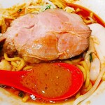 えびくらぶ - 麺はつけ麺と共通の少し縮れたムチっとした太麺。塩豚チャーシューは肩ロースかな、歯応えの良い良品。