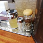 えびくらぶ - 卓上にはレモン汁、粗挽き胡椒。