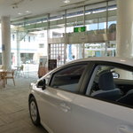 ブルーシールカフェ - 隣がトヨタの店で、トヨタの展示車もありますね、
