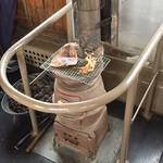 ストーブ列車 - 料理写真:購入したスルメはストーブで焼いてくれる