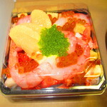 札幌市場めし　まるさん亭 - １日５０杯限定・海鮮バラチラシ　１０００円（税込）【２０１９年１２月】