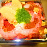 札幌市場めし　まるさん亭 - １日５０杯限定・海鮮バラチラシ　１０００円（税込）【２０１９年１２月】