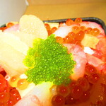 札幌市場めし　まるさん亭 - １日５０杯限定・海鮮バラチラシ　１０００円（税込）のアップ【２０１９年１２月】