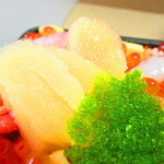 札幌市場めし　まるさん亭 - １日５０杯限定・海鮮バラチラシ　１０００円（税込）のアップ【２０１９年１２月】１日５０杯限定・海鮮バラチラシ　１０００円（税込）と１日５０杯限定・お鍋持参のテイクアウト蟹汁３人前で１０５０円（税込）【２０１９年１２月】