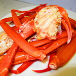 札幌市場めし　まるさん亭 - １日５０杯限定・お鍋持参のテイクアウト蟹汁３人前で１０５０円（税込）の具材の蟹のアップ【２０１９年１２月】