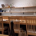 ル レストラン - 白を基調とした店内。