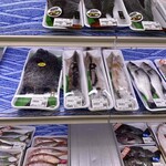 キッチン海ものがたり  - 鮮魚コーナーには丸々１本の魚がパックで売られてます