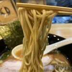 川の先の上 - 麺は中太麺です