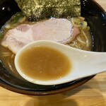 川の先の上 - 豚骨醤油スープはまさしく家系