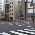 ラーメン二郎 - このビルの谷間にお店が！