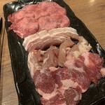 五韓満足 - 手前からラム肉,鶏肉，豚カルビ,牛タンです