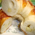 コハナベーグル - バジルチーズ