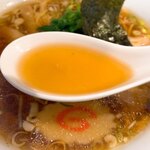 中華ダイニング 桃李 - ラーメンのスープ
