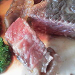 ビストロ セレニテ - ほ～ら、ほら　上質なお肉の旨みたっぷり　レアですよ～♪