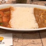 カマル - やさいのカレー×バターチキンカレーの
            コンビネーション。