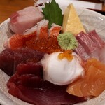 Chikyuu Shokudou - 5品半海鮮丼　アップ　刺身に対してシャリは少なめ