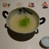 双葉寿司 - 蕪のスープ、下の敷き紙が干支の置物で、「嗚呼！年越しなんだなぁ♪」と改めて実感しました