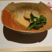 双葉寿司 - 高野豆腐の揚げ煮、添えは菜花と独活で、一足早い春でした