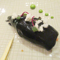 スリオラ - 小ヤリイカのスミ煮　パセリのソースとアイオリ