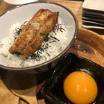 串打ちジビエと鰻串 新宿寅箱 - 鰻の卵かけご飯