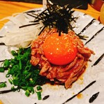 炭焼きBAR 心  - 極上炙り牛タンユッケ（880円　税別）