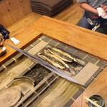 囲炉裏料理わ - （2019年8月）
                                大将が目の前で鰻を焼いてくれます*✧:.(⁰▿⁰)