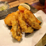 囲炉裏料理わ - （2019年12月）
      昨年より牡蠣が小ぶりでちょっと残念 (*ﾉω`*)
      大ぶりなの１個と小ぶりなの３個でした。。