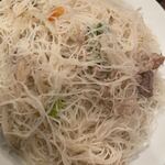 麗郷 - 焼きビーフン…これにシジミのスープをかけて
      ワシワシ食べる…美味すぎますこれ！
      このビーフン…チューボーですよの、街の巨匠
      に選ばれてたよな〜！