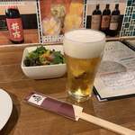 地酒とワインのダイニング 樽 - サラダとビール