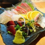 炭火焼鳥と水炊き 五郎一 - 刺身四点盛り(ヒラマサ、タイ、カツオのたたき、〆サバ)
