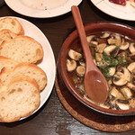 トロス スペイン グリルバル - マッシュルームのアヒージョ