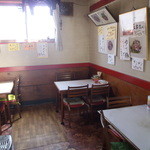 新来軒 - 店内　入口付近から奥を