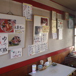 新来軒 - 壁に貼ってあるメニューや料理の写真