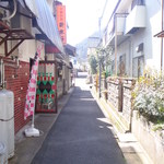 新来軒 - お店の前の小路