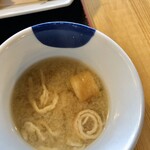 陣屋 - 定食にも付いてくる味噌汁
            出汁が効いてますね！！！！！