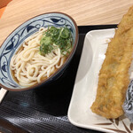 Marugame Seimen - 2019/12/29 ディナーで利用。
                        ぶっかけうどん(冷)(大)(410円)
                        アナゴ天(230円)
                        鮭おむすび(140円)