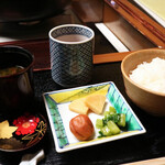 松阪亭 三澤 - ごはん・赤だし・香の物