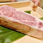 神戸牛割烹 銀座 美作 - まずは焼く前にお肉の塊を見せていただいて、テンションアップ！！