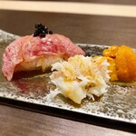 神戸牛割烹 銀座 美作 - 肉寿司は脂がとろけて、美味！
            添えられた蟹と雲丹も美味しい^ ^
            