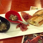 巴里食堂 - 前菜の生ハム、ガーリックトースト、少量の牛すじスープ