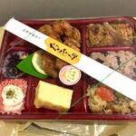 たごさく - 料理写真:「鳥唐揚げ弁当」。中のおこわは「赤飯」「牛うま煮」「五目」
