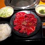 Douraku - 「黒毛和牛ミックスランチ」の肉が中盛り