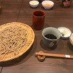 いち遊 - そば茶をいただいてると先ずは蕎麦の出来あがり。

蕎麦は温かいかけそばと冷たいもり蕎麦が選べたんでもり蕎麦を選んでみました。

蕎麦はしっかりとしたこしのある挽ぐるみの２・８蕎麦です。