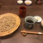 Ichi Yuu - そば茶をいただいてると先ずは蕎麦の出来あがり。
                        
                        蕎麦は温かいかけそばと冷たいもり蕎麦が選べたんでもり蕎麦を選んでみました。
                        
                        蕎麦はしっかりとしたこしのある挽ぐるみの２・８蕎麦です。