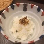 いち遊 - そばに添えられたご飯は山椒ちりめんのトッピングされたごはんです。
            