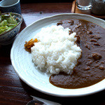 御飯屋  おはな - 糸島産牛スジカレー（1,000円）。大きなお皿にキレイに盛られていました。