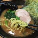 武道家 賢斗 - 濃厚な豚骨スープに絡む麺とトッピング