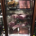 鉄板焼 但馬 - 入口にこんなにお肉が